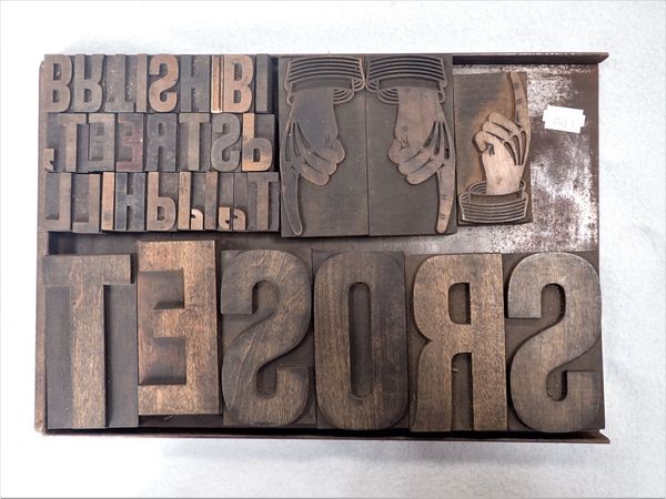 A COLLECTION OF WOODLETTER PRINTING TYPE