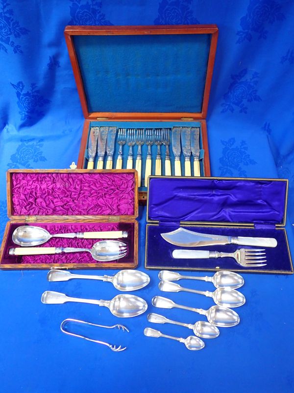 A PAIR OF CASED SILVER-PLATED FISH SERVERS, A PAIR OF SALAD SERVERS