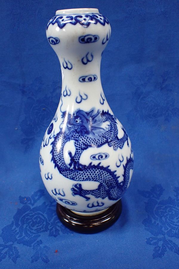 A CHINESE GARLIC MOUTH VASE