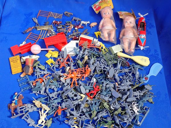 A COLLECTION OF PLASTIC TOY SOLDIERS