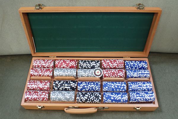 A CASED SET OF POKER CHIPS