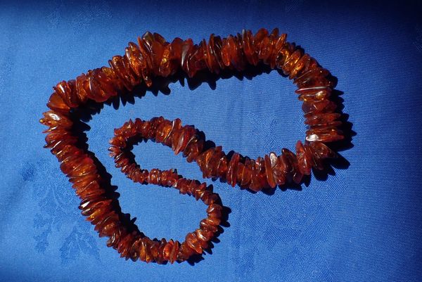 A BALTIC AMBER CHIP NECKLACE