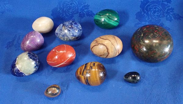 A SMALL COLLECTION OF MINERALOGICAL SPECIMEN EGGS