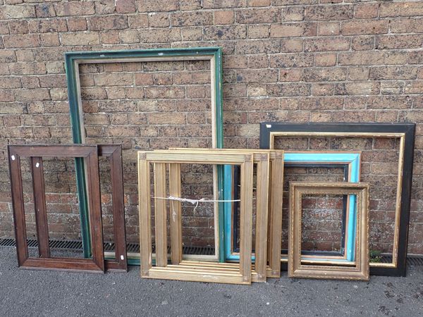 A SET OF THREE REGENCY STYLE REEDED AND GILT PICTURE FRAMES