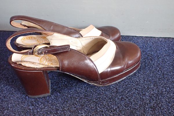 A PAIR OF VINTAGE AMERICAN 'Q' LADIES' SHOES