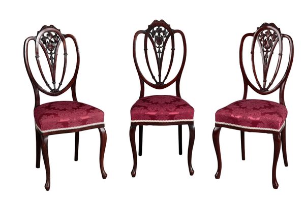 A SET OF SEVEN EDWARDIAN MAHOGANY DINING CHAIRS OF HEPPLEWHITE DESIGN