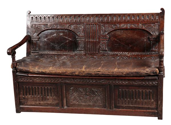 A 17TH CENTURY OAK SETTLE