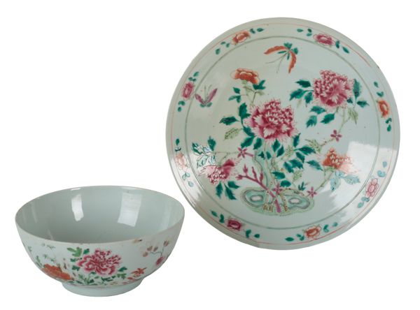 A CHINESE QIANLONG FAMILLE ROSE PORCELAIN CHARGER