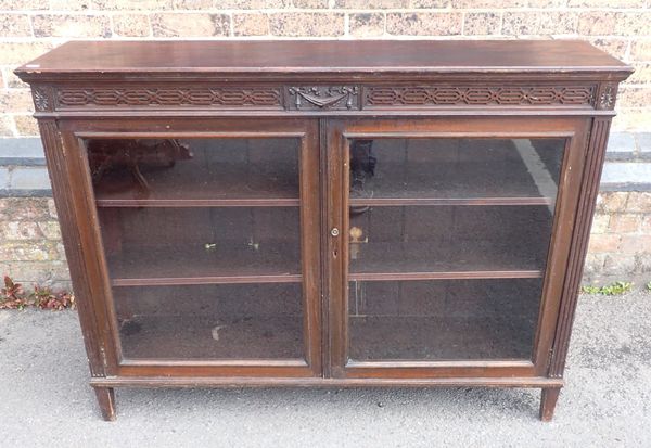 AN EDWARDIAN MAHOGANY GLAZED BOOKCASE