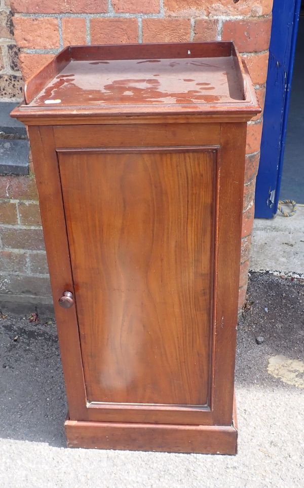 A VICTORIAN MAHOGANY BEDSIDE POT CUPBOARD