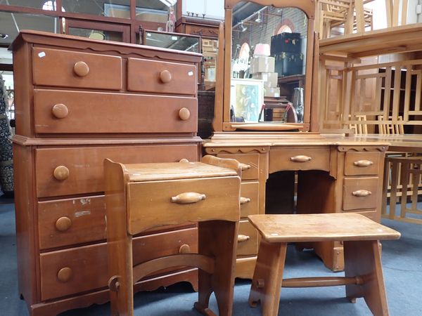 A MID-20TH CENTURY MAPLE  DRESSING TABLE