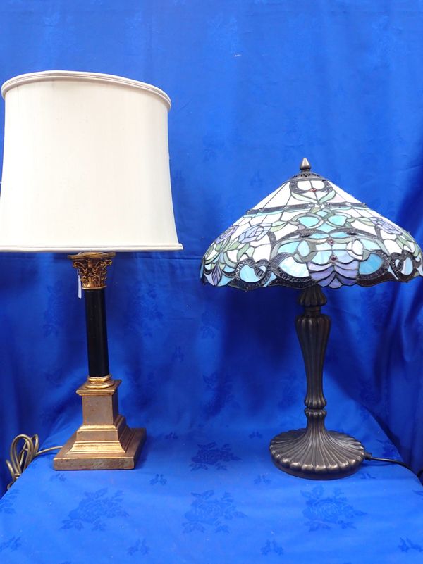 A TIFFANY STYLE TABLE LAMP, WITH LEADED GLASS SHADE