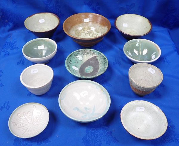 PETER WOODWARD: A COLLECTION OF STUDIO POTTERY BOWLS