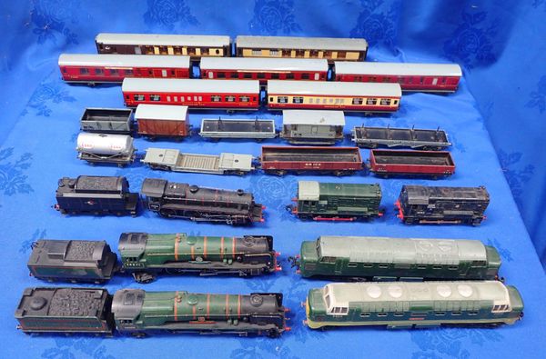 LARGE COLLECTION OF HORNBY DUBLO AND LATER 00 GAUGE