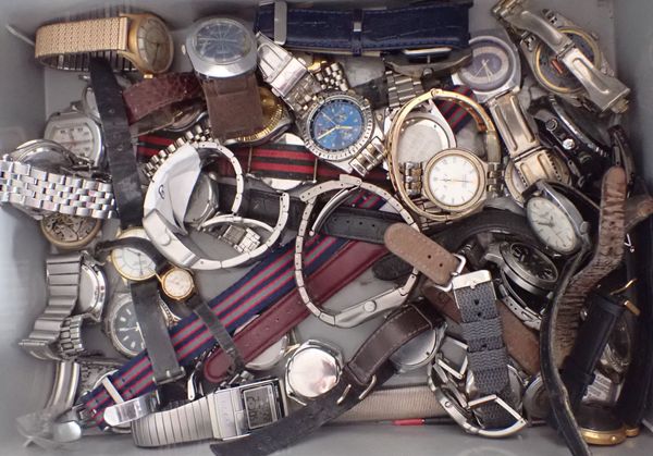 A LARGE QUANTITY OF VARIOUS GENTLEMAN'S & LADY'S WRISTWATCHES