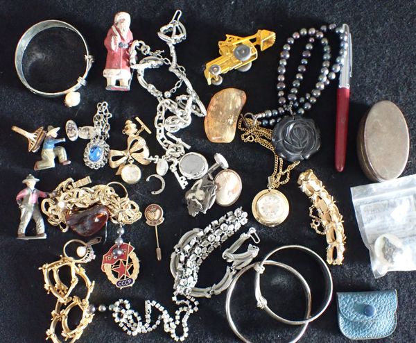 A QUANTITY OF VARIOUS COSTUME JEWELLERY AND COLLECTIBLES