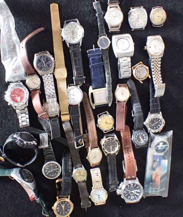 A QUANTITY OF VARIOUS GENTLEMAN'S WRISTWATCHES