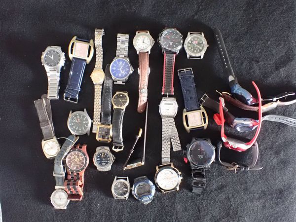 A QUANTITY OF VARIOUS GENTLEMAN'S WRISTWATCHES