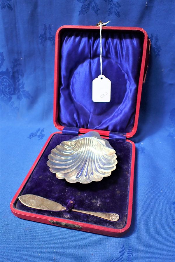 AN EDWARDIAN SILVER SHELL BUTTER DISH AND BUTTERKNIFE