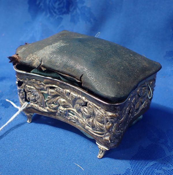 AN ART NOUVEAU STYLE TRINKET BOX