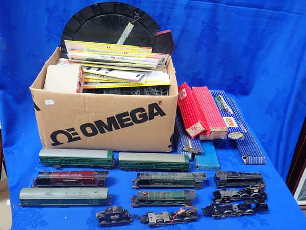 LARGE COLLECTION OF MODERN 00 GAUGE TRACK AND ACCESSORIES