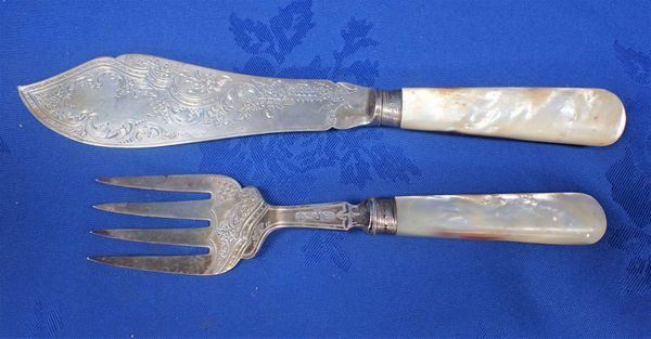 VICTORIAN SILVER FISH SERVERS WITH MOTHER OF PEARL HANDLES