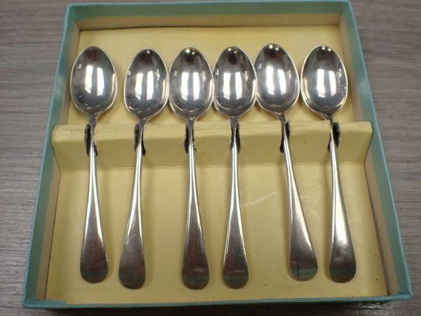 A SET OF SIX SILVER TEASPOONS