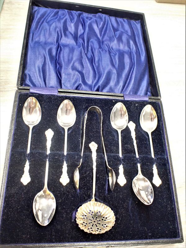 A CASED SET OF SILVER TEASPOONS, SIFTER AND SUGAR TONGS