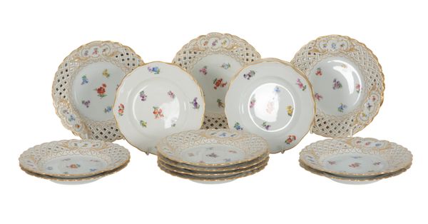 A SET OF FOURTEEN EARLY 20TH CENTURY MEISSEN PORCELAIN RETICULATED PLATES