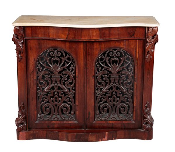 AN EARLY VICTORIAN ROSEWOOD SERPENTINE FRONTED CHIFFONIER