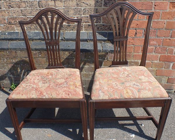 A PAIR OF MAHOGANY SIDE CHAIRS