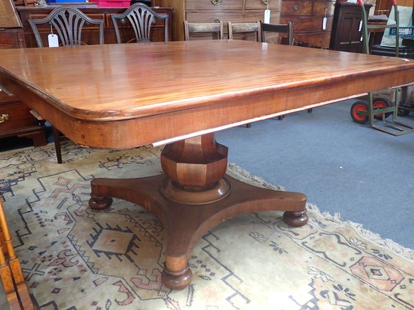 A VICTORIAN MAHOGANY  BREAKFAST TABLE