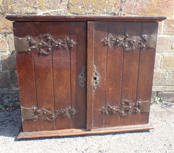 AN ARTS AND CRAFT STYLE OAK WALL HANGING CUPBOARD