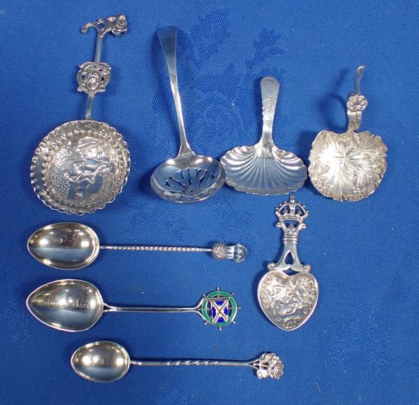 A VICTORIAN SILVER TEA CADDY SPOON