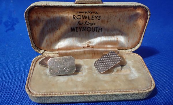 A PAIR OF GOLD CUFFLINKS