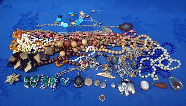 A COLLECTION OF COSTUME JEWELLERY