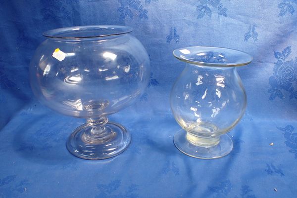 A GEORGE III GLASS LEECH JAR, OF GLOBULAR FORM, ON A FOOT