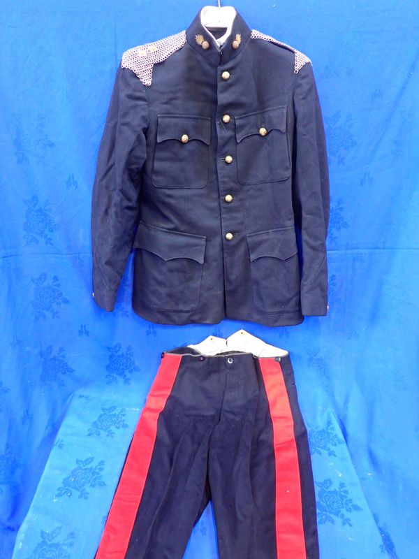 A ROYAL ARTILLIERY OFFICER'S TUNIC WITH BUTTONS