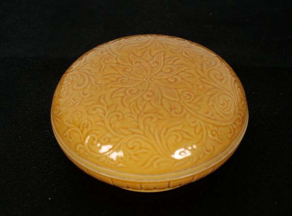 A CHINESE LOTUS FLOWER BOWL AND COVER