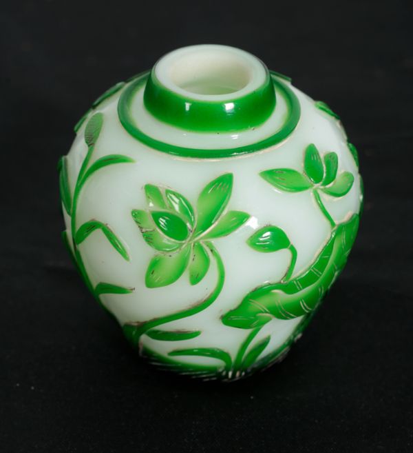 A CHINESE PEKING GLASS VASE AND COVER