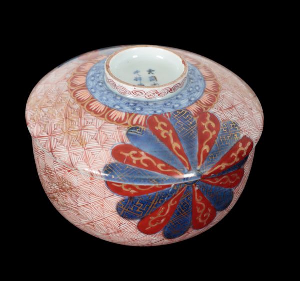 A JAPANESE IMARI BOWL AND COVER