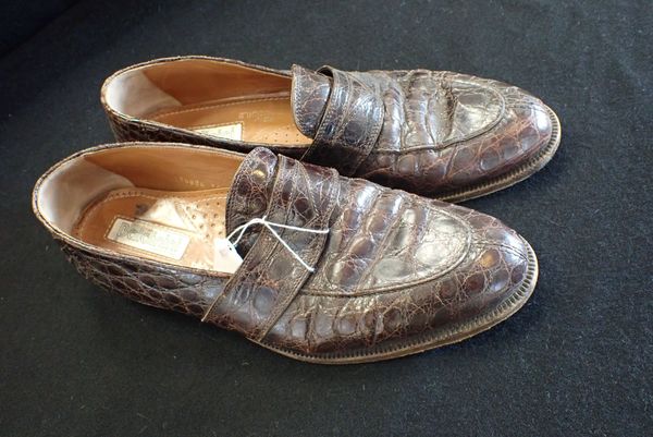 A PAIR OF ITALIAN BALDININI CROCODILE SHOES