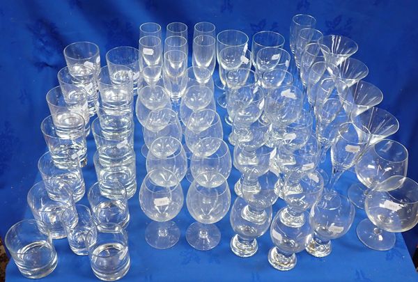 A COLLECTION OF MODERN GLASSWARE