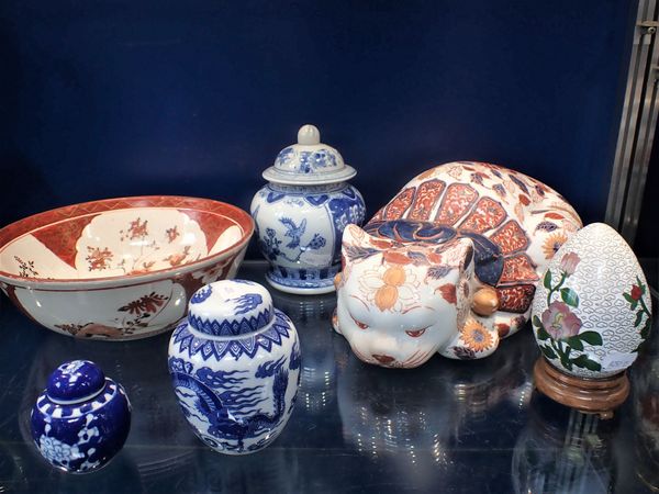 A SATSUMA BOWL, A BLUE AND WHITE COVERED VASE