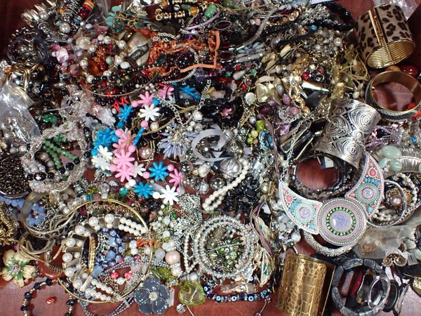 A QUANTITY OF MODERN COSTUME JEWELLERY