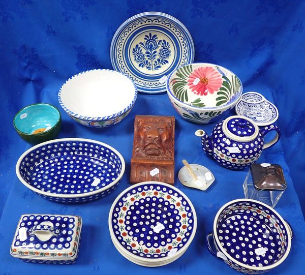 A COLLECTION OF DECORATIVE POTTERY