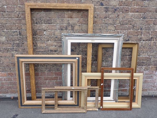 A COLLECTION OF PICTURE FRAMES, SOME MODERN