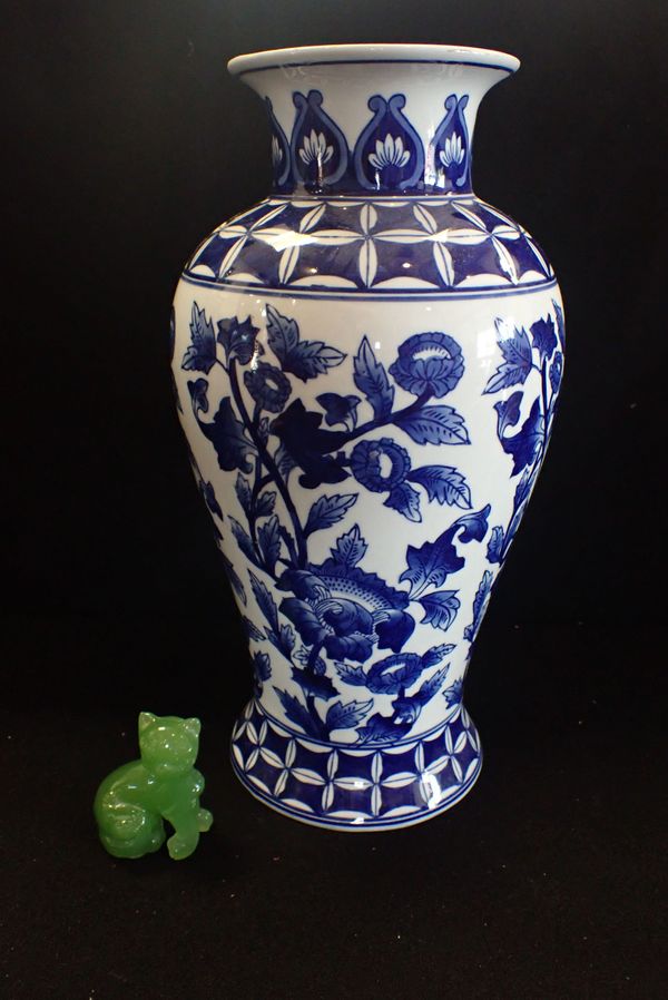 A BLUE AND WHITE CHINESE VASE, AND A 'PEKING GLASS' CAT