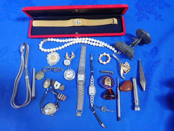 A QUANTITY OF VARIOUS COSTUME JEWELLERY