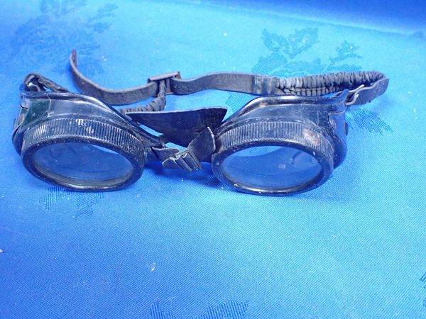 A PAIR OF VINTAGE BLACK METAL GOGGLES